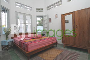 Kamar tidur tamu dengan dekorasi minimalis