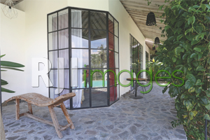 Aplikasi pintu bergaya industrial kamar tipe Sun Room