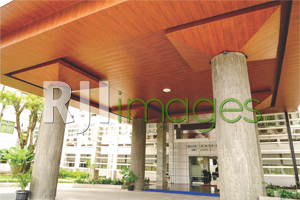 Aplikasi plafon model aksen kayu