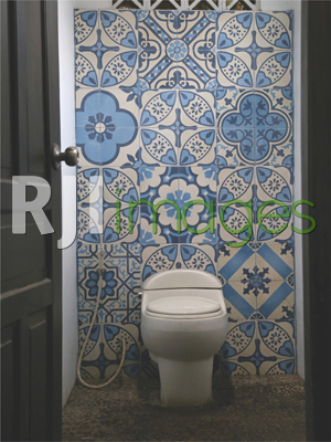 Aplikasi tegel motif pada toilet