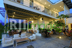 Area belakang dengan bangunan bergaya industrial