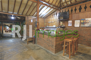 Area coffee bar dengan unsur bata ekspos