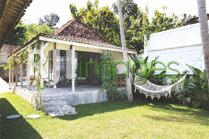 Area halaman kamar bernuansa tropis