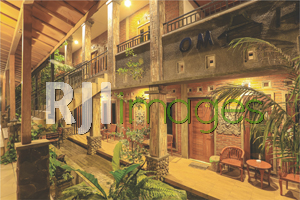 Area kamar dengan bangunan 2 lantai bernuansa vintage