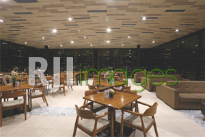 Area lantai atas kafe bernuansa industrial modern