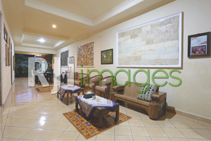 Area lounge yang menjadi satu dengan meja makan bernuansa klasik