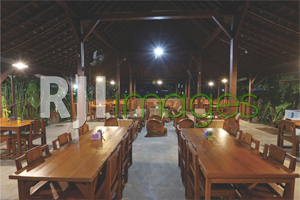 Area makan dengan furnitur kayu bergaya vintage