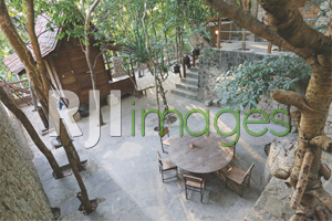 Area makan outdoor bernuansa alami