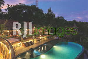 Area outdoor dengan infinity pool tampil cantik