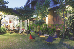 Area outdoor dengan table set unik bernuansa alami