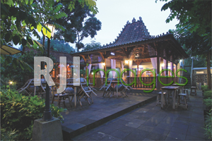 Area resto dengan bangunan khas Jawa klasik