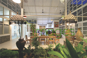 Area ruang makan indoor dengan sentuhan ala Bali