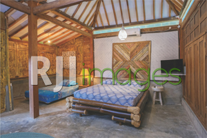 Area ruangan limasan besar bergaya rumah Jawa