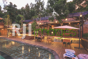 Area tepi kolam renang bergaya tropis ala Bali