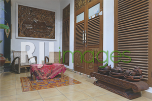 Area teras depan bergaya rumah Jawa dengan unsur kayu