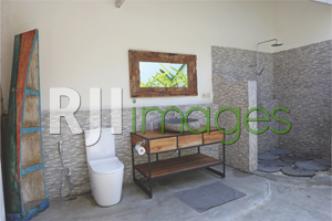 Bathroom semi outdoor dengan fasilitas modern
