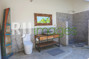 Bathroom semi outdoor dengan fasilitas modern
