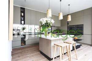 Darren and Dee kitchen bar