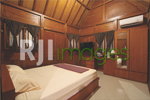 Dekorasi kamar tidur simpel dengan dominasi unsur kayu