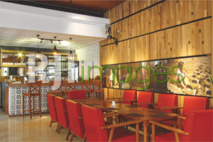 Display foto-foto produksi gerabah memperkuat tema d’Kendhil Resto