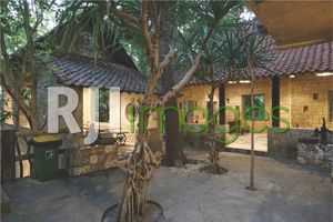 Dominasi unsur batu di segala sudut resto