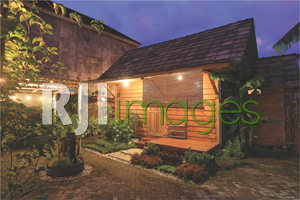 Fasad bangunan Wooden House dengan sentuhan natural