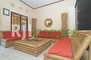 Furnitur bambu mendominasi ruang tamu