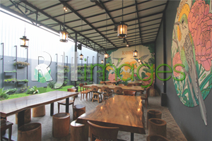 Furnitur kayu natural senada dengan konsep area garden