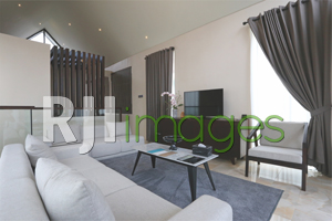 Furnitur minimalis modern dalam living room bernuansa monochrome