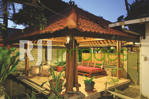 Gasebo di sudut halaman lengkap dengan drum set