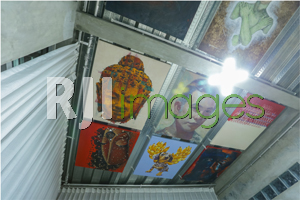 Instalasi karya seni pada sisi plafon