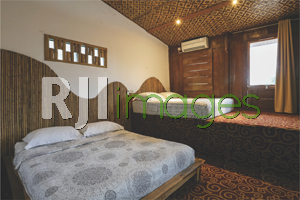 Kamar tidur dengan fasilitas king size double bed