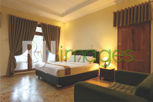 Kamar tidur dengan ranjang bergaya minimalis nan nyaman