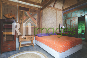 Kamar tidur limasan kecil dengan dekorasi unsur kayu