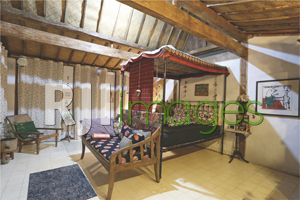 Kamar tidur utama dengan ranjang kuno