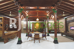 Kemegahan bangunan Joglo pada area living room