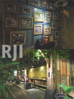 Koleksi foto antik menjadi spot foto & Material kayu lawasan memperkuat nuansa v