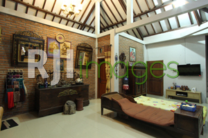 Koleksi keris dan lukisan antik di ruang Utama omah mBuri