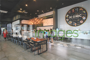 Konsep industrial pada interior main bistro