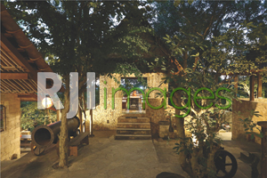 Konsep rumah batu berpadu nuansa alam & pernak-pernik lawas