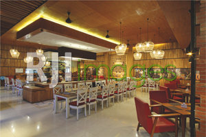 Layout ruang makan utama hadir dengan nuansa klasik