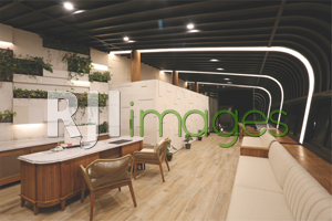 Lobby bergaya industrial modern dengan aksen kayu