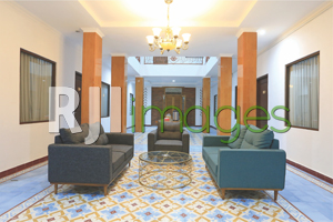 Lounge area dengan table set minimalis modern