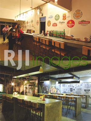 Main bar & Konsep bar table berbahan cor berpadu furnitur berbahan kayu Jati Bel