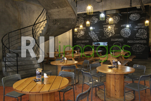 Meja Unik berbentuk bekas rol kabel fiber optic