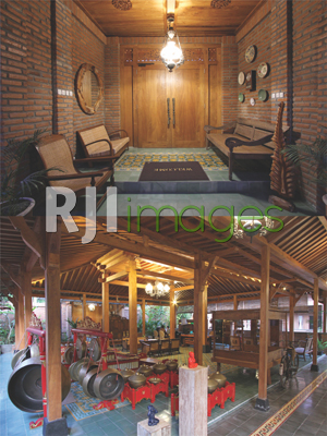 Nuansa Klasik Jawa langsung terasa di area gerbang utama dan Gamelan yang semaki