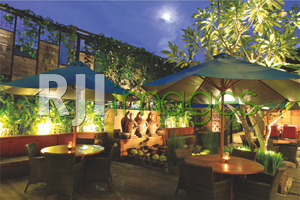 Nuansa tropis kental terasa pada area outdoor