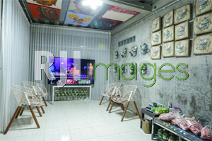 Nuansa unfinished ruang tamu dengan dekorasi bernilai seni