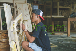 Perakitan kayu yang telah dipotong sesuai pola