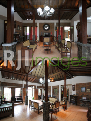 Perpaduan apik antara furnitur dan material rumah induk Ndalem Kawiryan